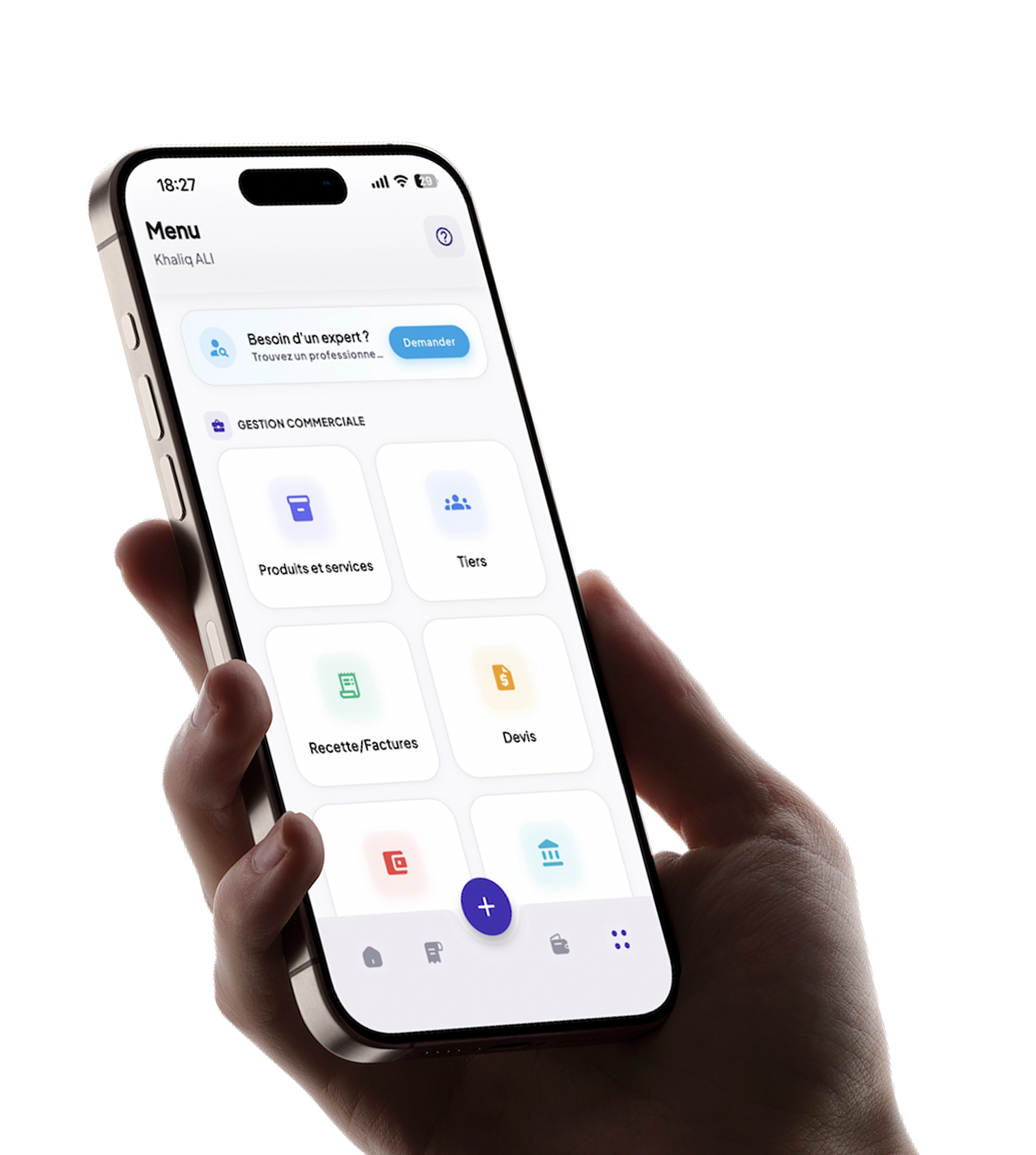 Main tenant un téléphone affichant le menu de l'application e-Tchité