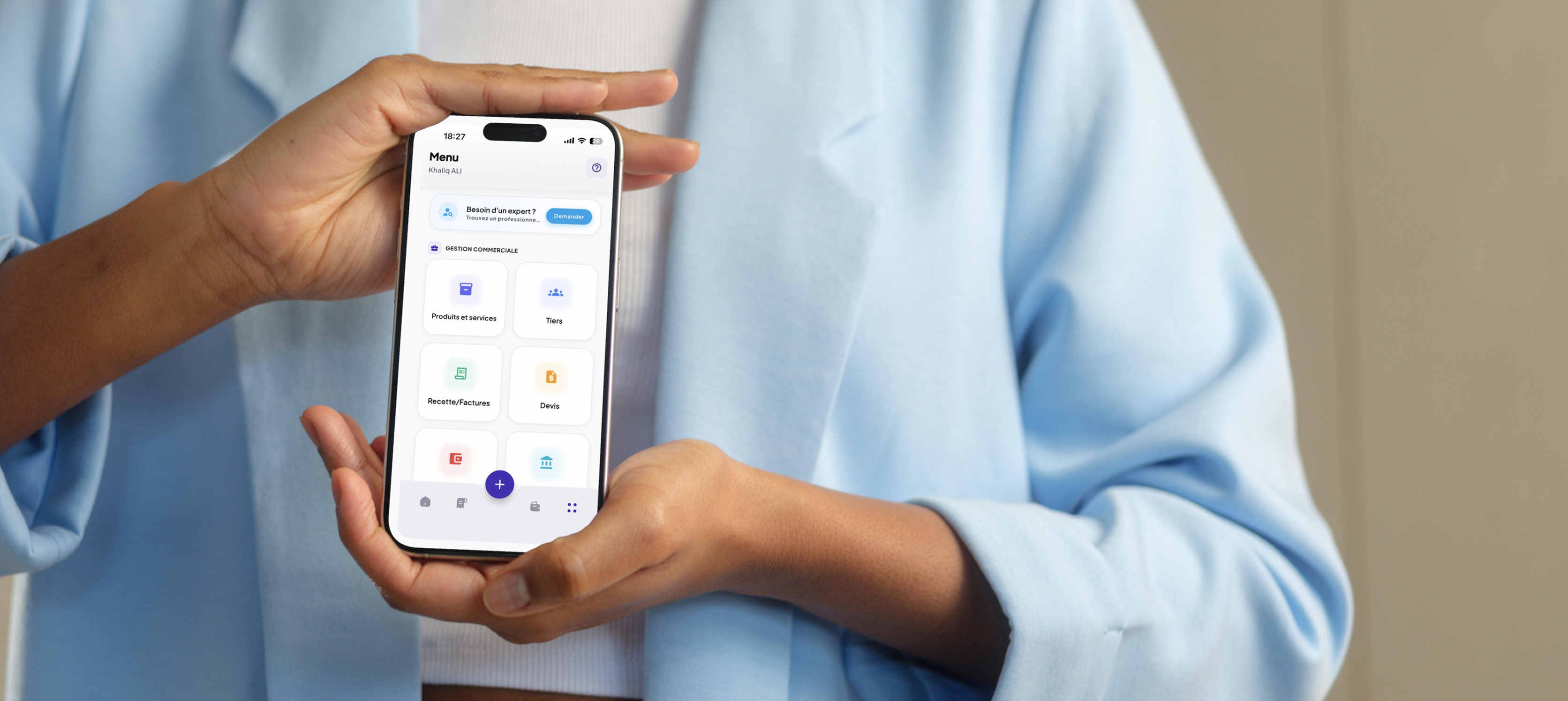 Femme présentant l'application e-Tchité sur son téléphone